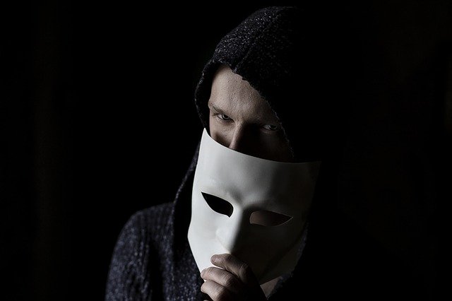 Hacker si dáva dole masku.jpg